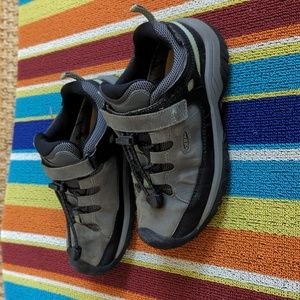 Keen waterproof hiking shoes ,boys size 13